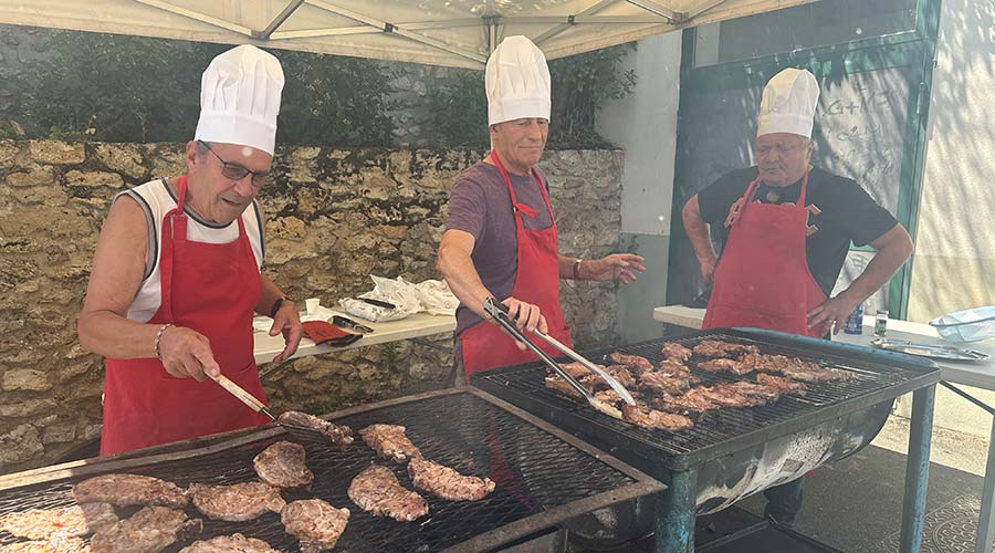Barbecue des séniors : une belle parenthèse estivale ! - Vert-le-Petit